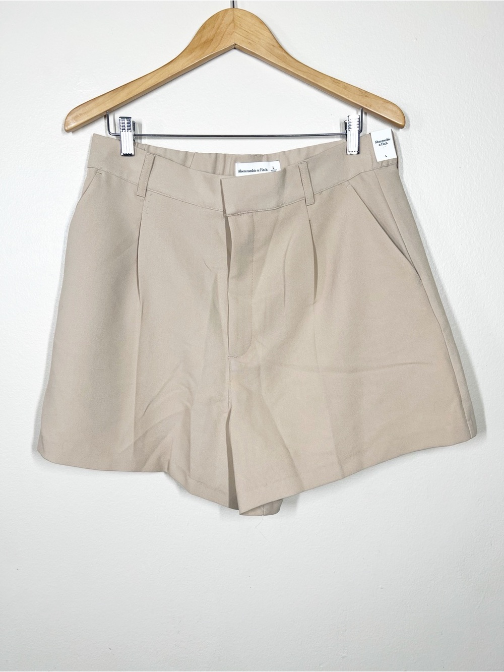 Abercrombie & Fitch Women's Tan High-Rise Pleated Shorts Size Large NWT
